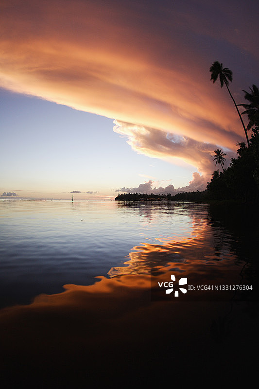 塔希提岛日落时分照亮天空的彩色云彩图片素材