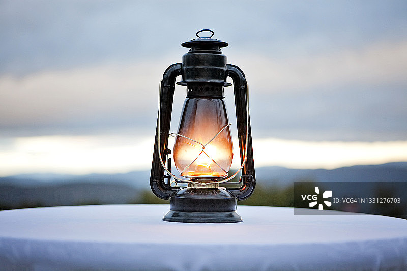 暮色中桌面上的古董煤气灯图片素材