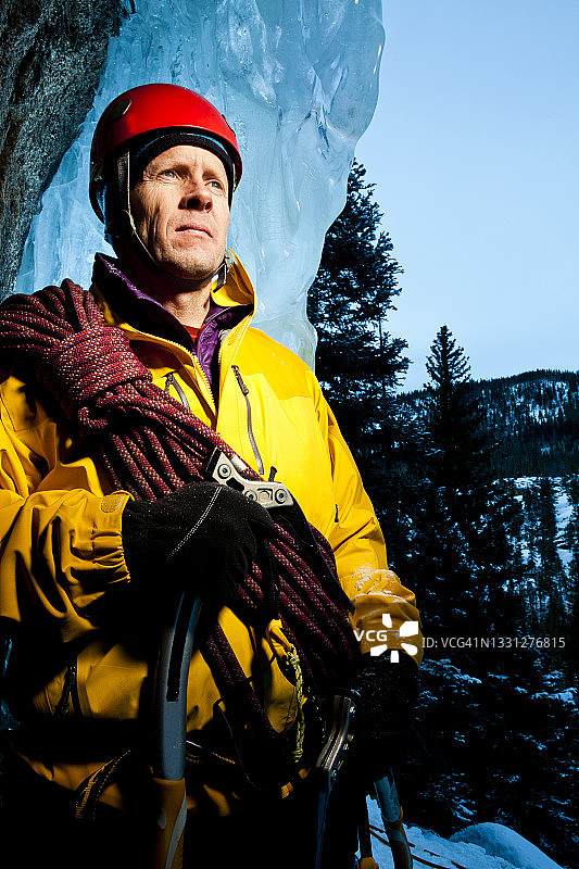 冰上攀岩者和登山者在隐秘瀑布前合影图片素材