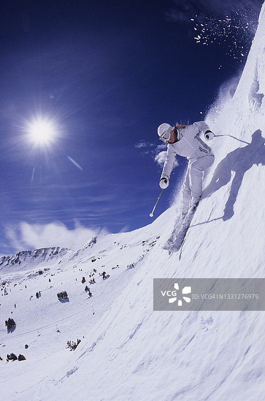 女人在科罗拉多州拉夫兰春天滑雪图片素材
