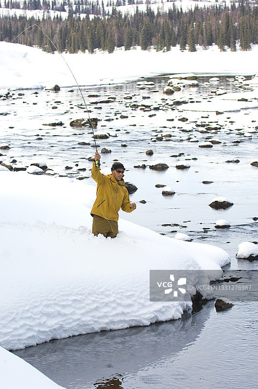在阿拉斯加托德里洛山脉冬季钓鱼的男人图片素材