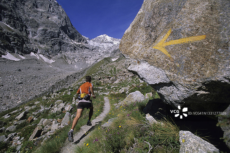 在意大利库马耶马尔特拉山谷跑步的男人图片素材