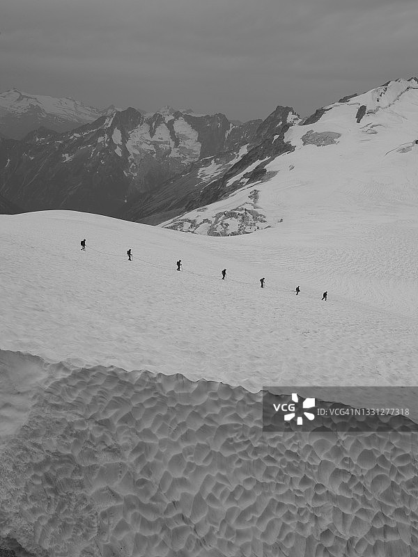 探险家在夏季的雪地里徒步冰川图片素材