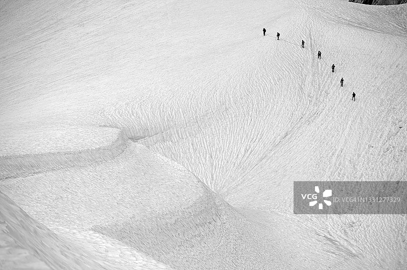 探险家在夏季的雪地里徒步冰川图片素材