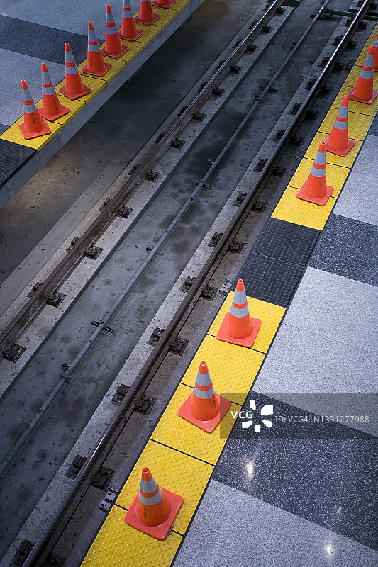 BART轨道上的一系列橙色交通锥图片素材