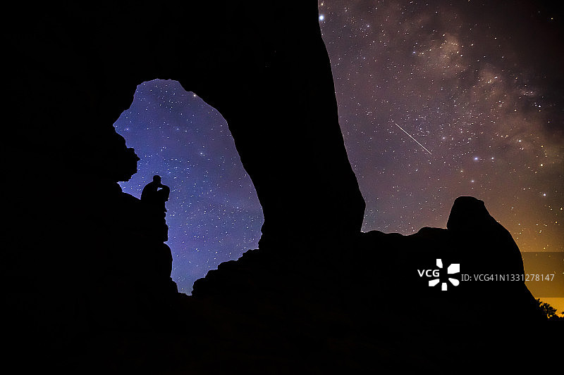 夜晚，拱门下的轮廓身影图片素材