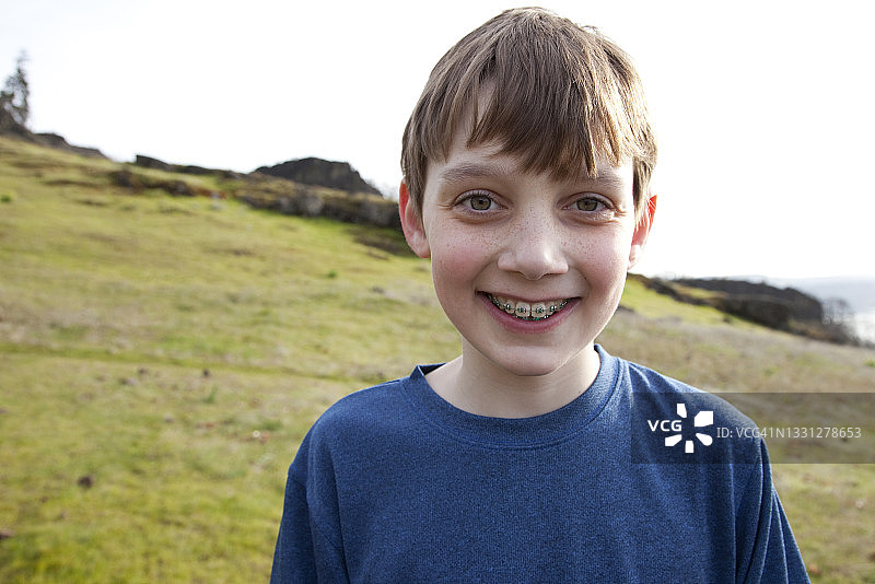 戴牙套微笑的男孩图片素材