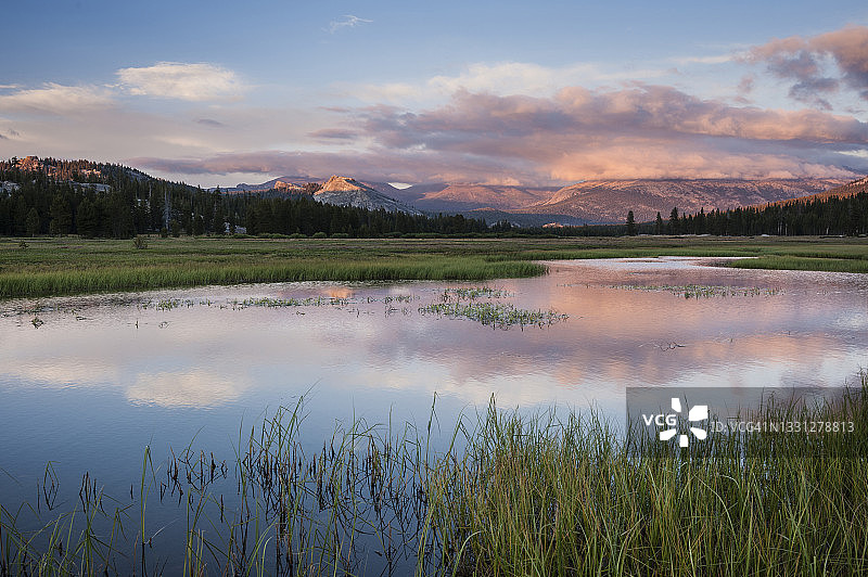 美国加利福尼亚州优胜美地国家公园夏季图奥勒米草甸被洪水淹没的日落图片素材