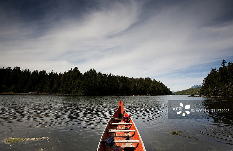 在托菲诺附近的一个小海湾中，一艘雕刻着温哥华岛原住民传统的独木舟图片素材