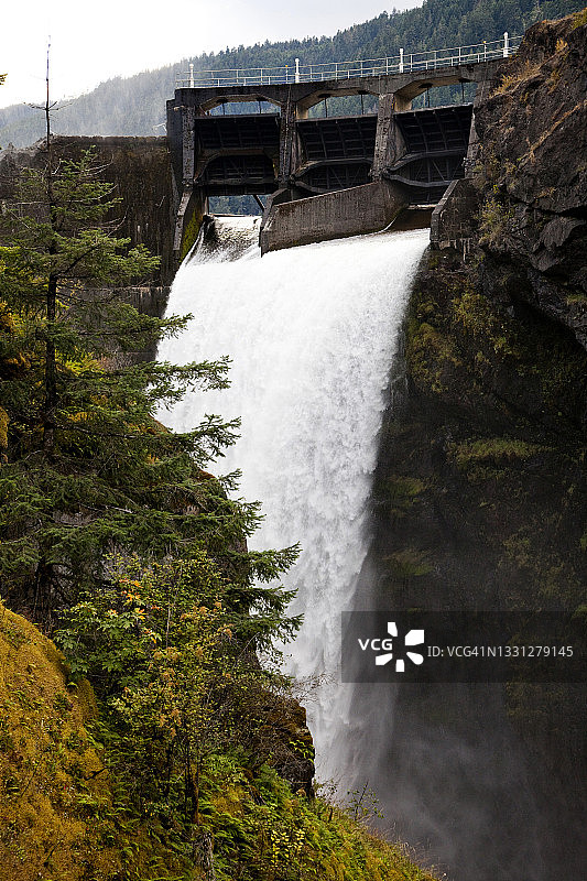 格林斯峡谷大坝已被拆除，这是美国历史上最大的拆坝项目的一部分。2011年秋季，在埃尔瓦河上，两座大坝被拆除图片素材