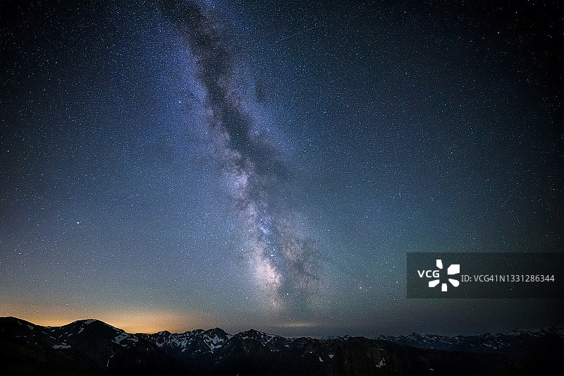 华盛顿州奥林匹克国家公园，从障碍点看到的奥林匹克山脉上空的银河系图片素材