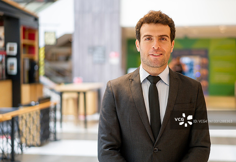 商务经理在购物中心工作图片素材