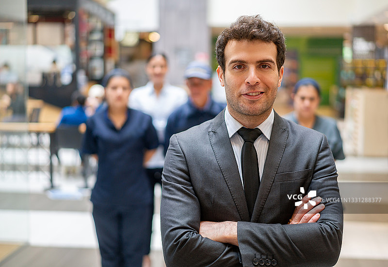 经理与员工团队在购物中心图片素材