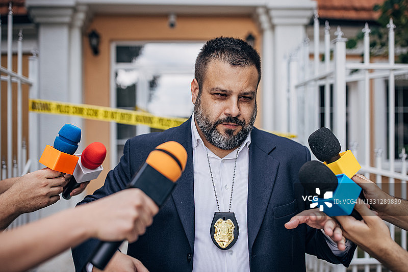 警察局长走过记者图片素材