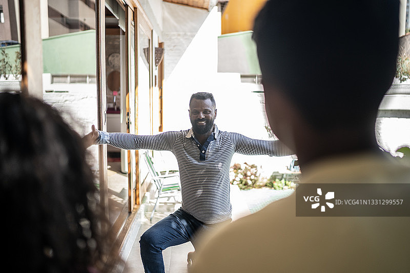 父亲张开双臂回家拥抱孩子们图片素材