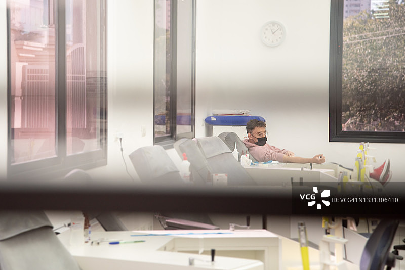 男人献血图片素材