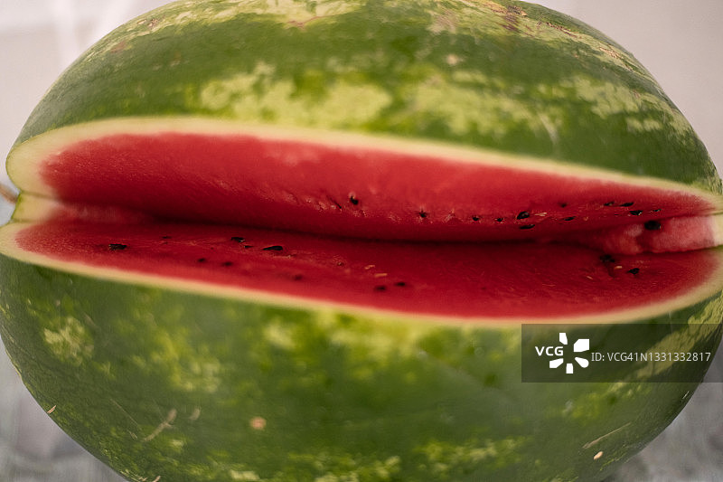 特写：成熟西瓜的红色果肉图片素材