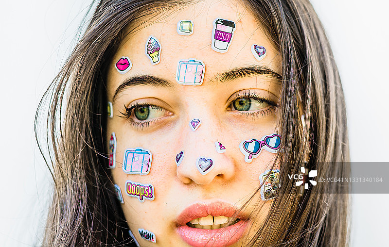 脸上贴着有趣贴纸的年轻女子图片素材