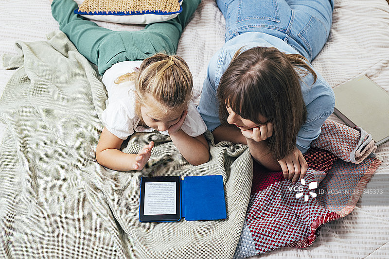 母女在家中共度美好时光图片素材