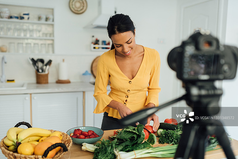 迷人的年轻白人女性制作烹饪教程图片素材