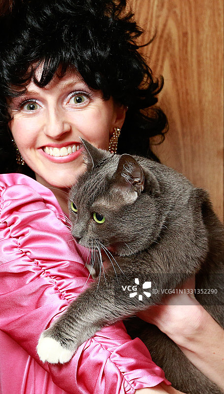 抱着猫的女士，1980年代风格图片素材