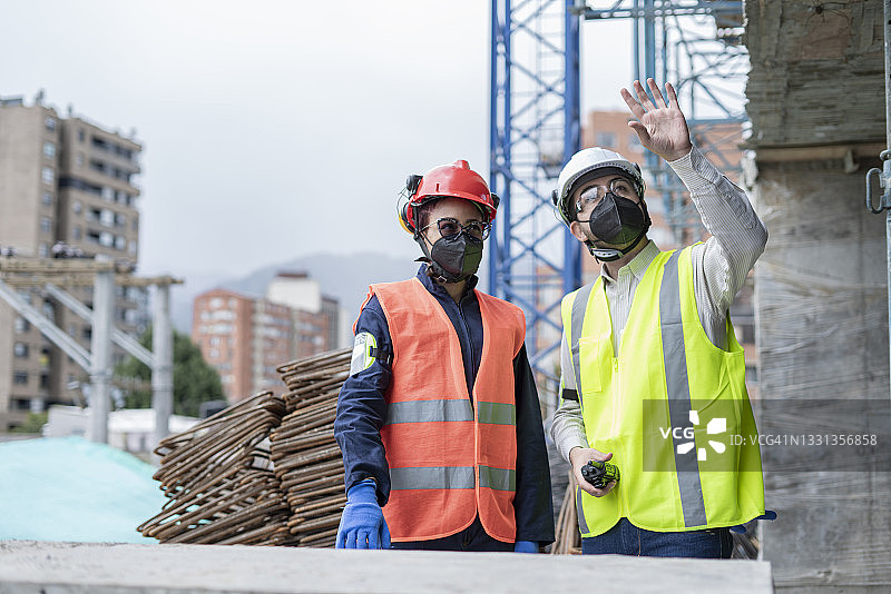 一位非裔女性正在审查工作计划图片素材