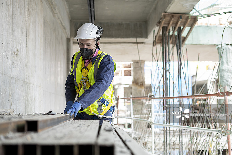 负责施工的拉美裔男子正在工作中图片素材