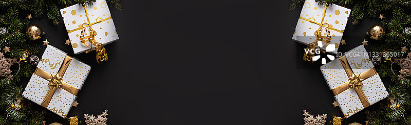 黑色礼品盒在黑色光面背景上图片素材