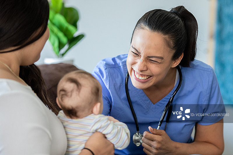 居家护理护士逗弄婴儿病人图片素材