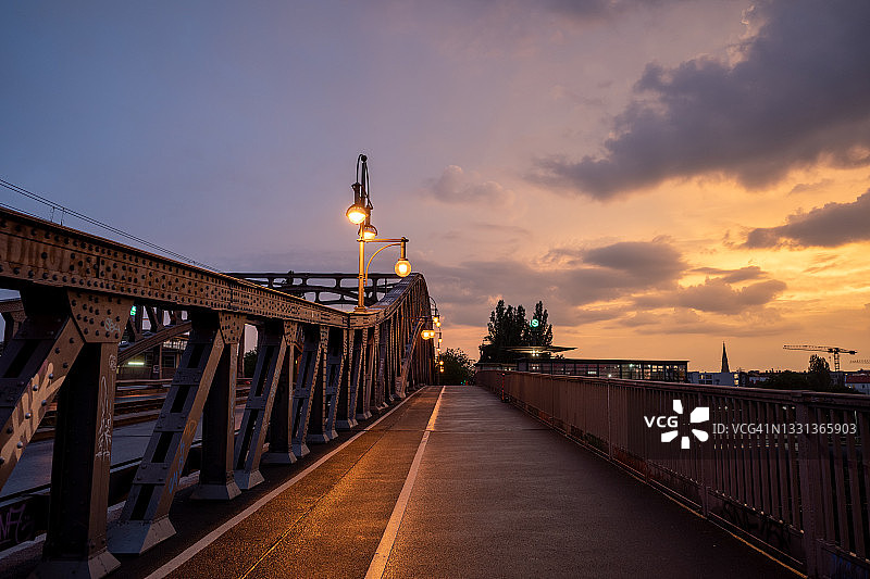德国柏林伯恩霍尔默大街博泽桥上的自行车道图片素材