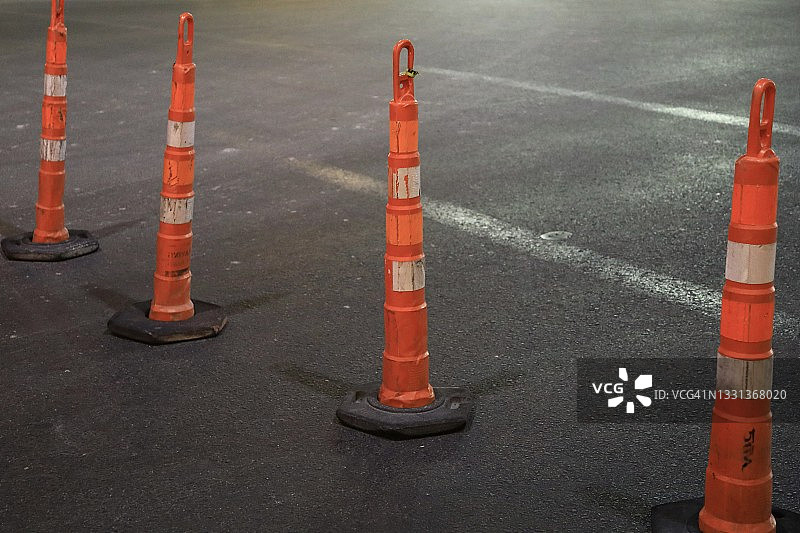 高速公路上的反光锥形交通路标图片素材