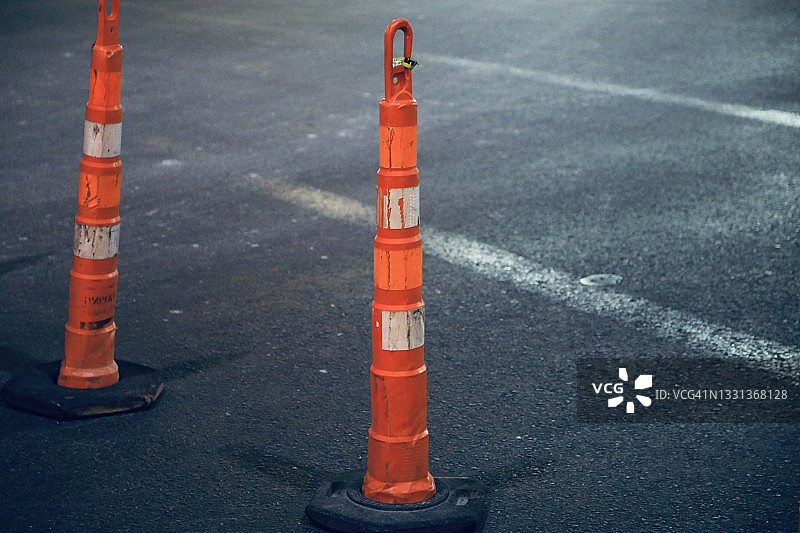阻挡受损街道的施工障碍物图片素材