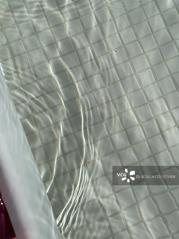 浅水池中的清澈水图片素材