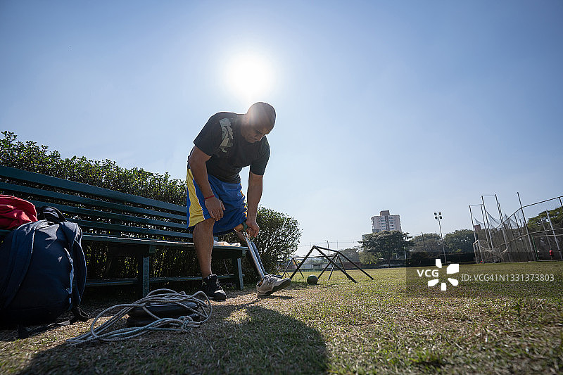 运动员更换腿部图片素材