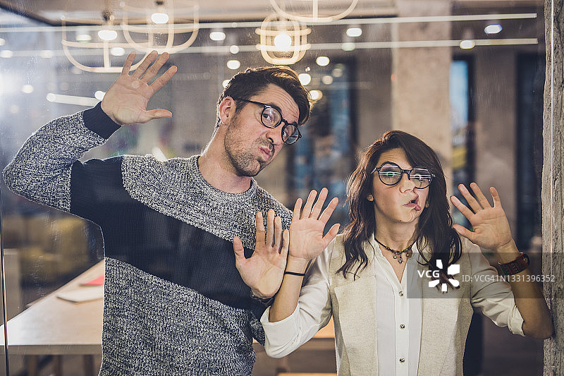 玩玻璃墙的年轻创业者图片素材