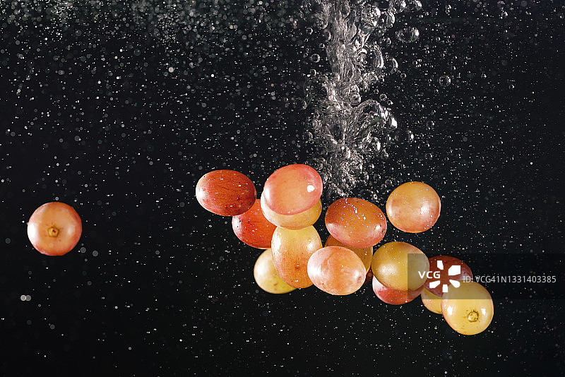 高速落入水中的红葡萄图片素材