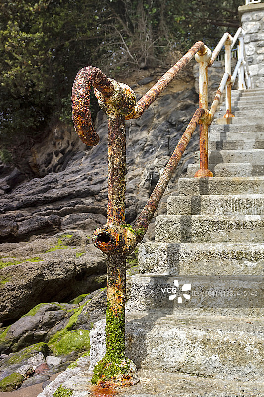 锈迹斑驳的铁栏杆图片素材