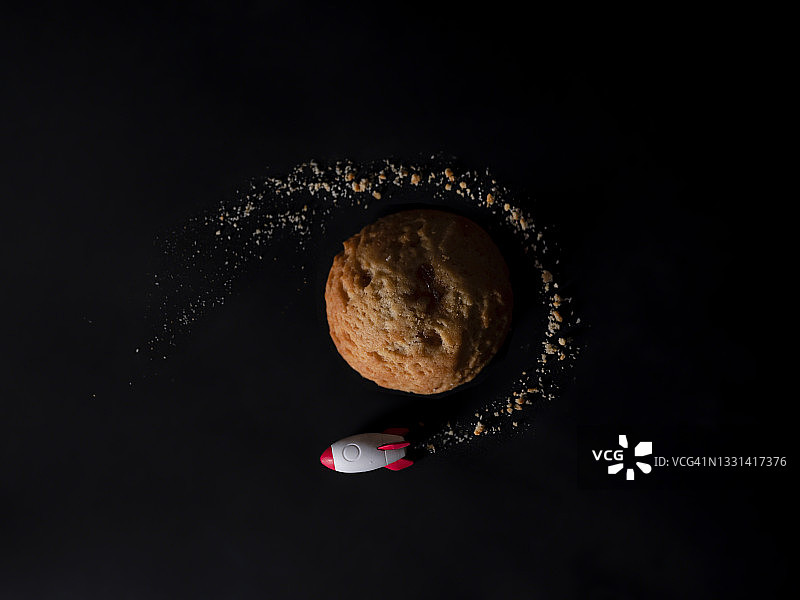 航天飞机在外太空环绕行星的概念照片图片素材