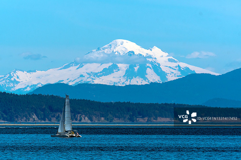 航行于加拿大不列颠哥伦比亚省温哥华岛和华盛顿州之间的萨利希海的双体船图片素材