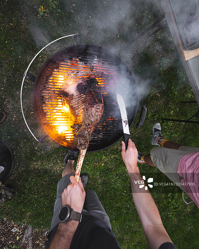 美国：花园里两人烧烤肉类俯视图图片素材