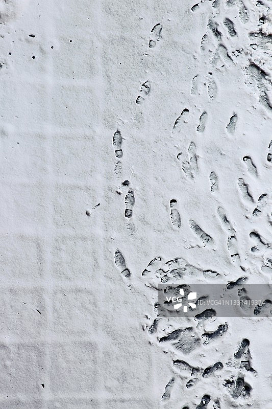 俯视：美国人行道上的雪地脚印图片素材