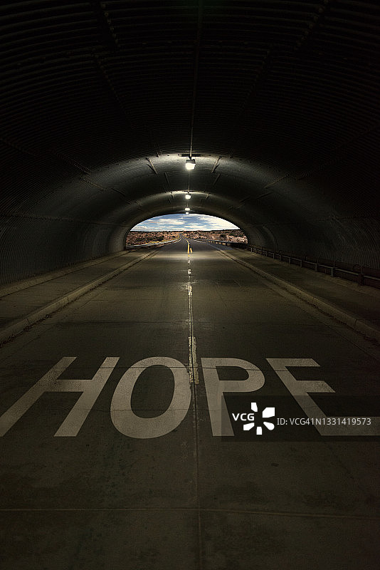 路上希望单词与隧道之光图片素材