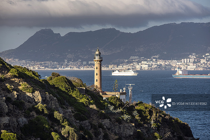 西班牙安达卢西亚加的斯蓬塔卡内罗灯塔，远处可见直布罗陀岩图片素材