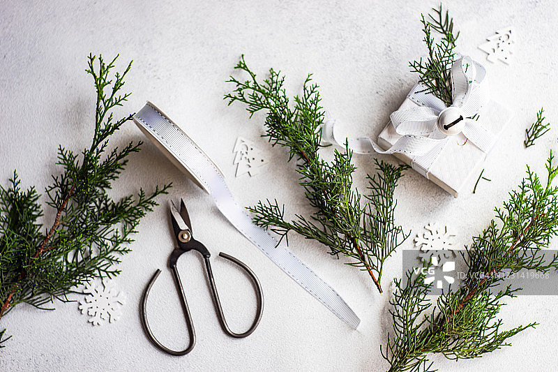 圣诞礼物与蜡烛旁的粗糙翠柏装饰俯视图图片素材