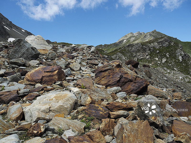 辛普伦山口锡尔沃尔特西附近的阿尔卑斯山碎石坡图片素材