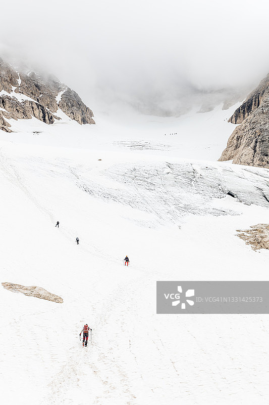 攀登马尔莫拉达峰北侧图片素材