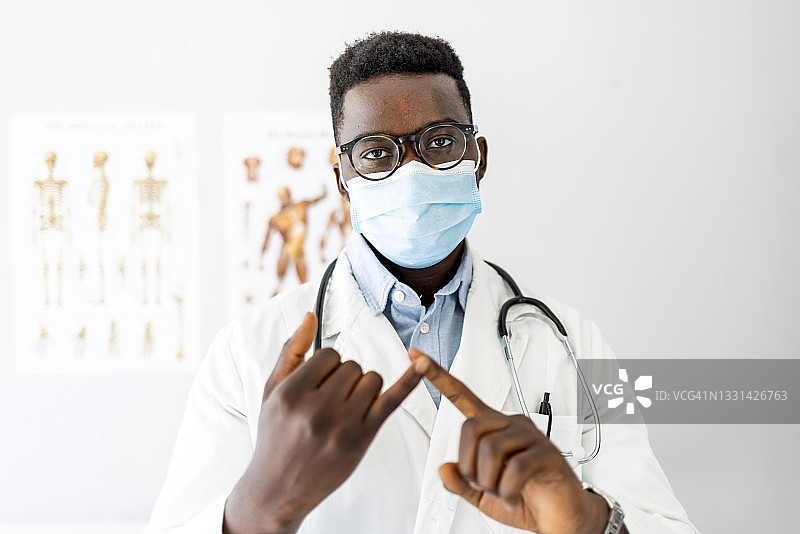 戴着耳机的微笑男医生看着镜头图片素材