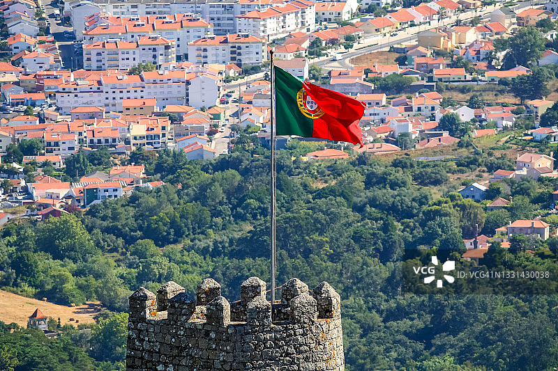 葡萄牙国旗飘扬在辛特拉城堡上，俯瞰里斯本市图片素材