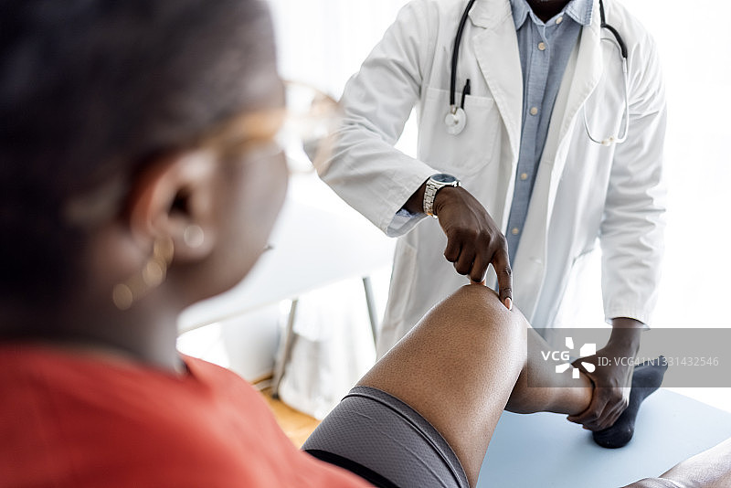 医生为了健康而努力图片素材