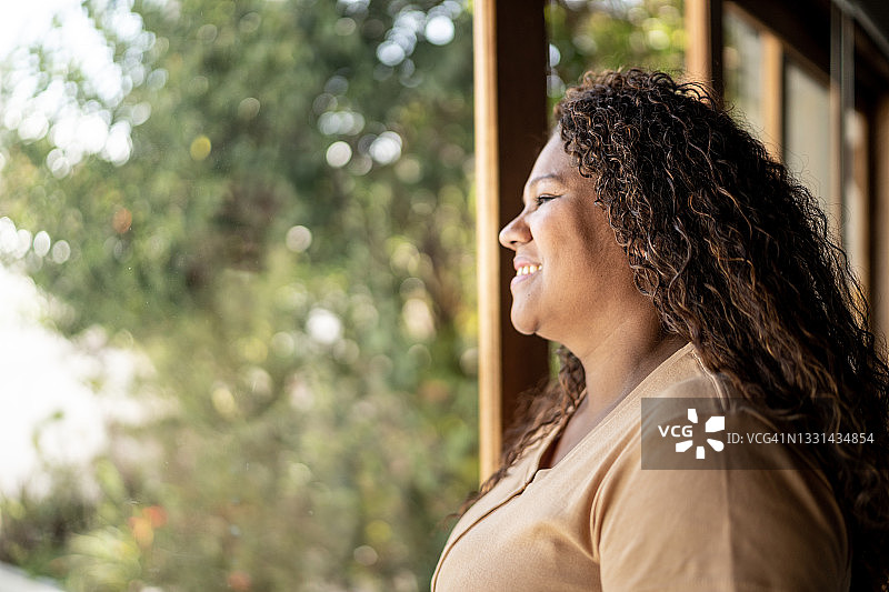 在家沉思的中年妇女图片素材